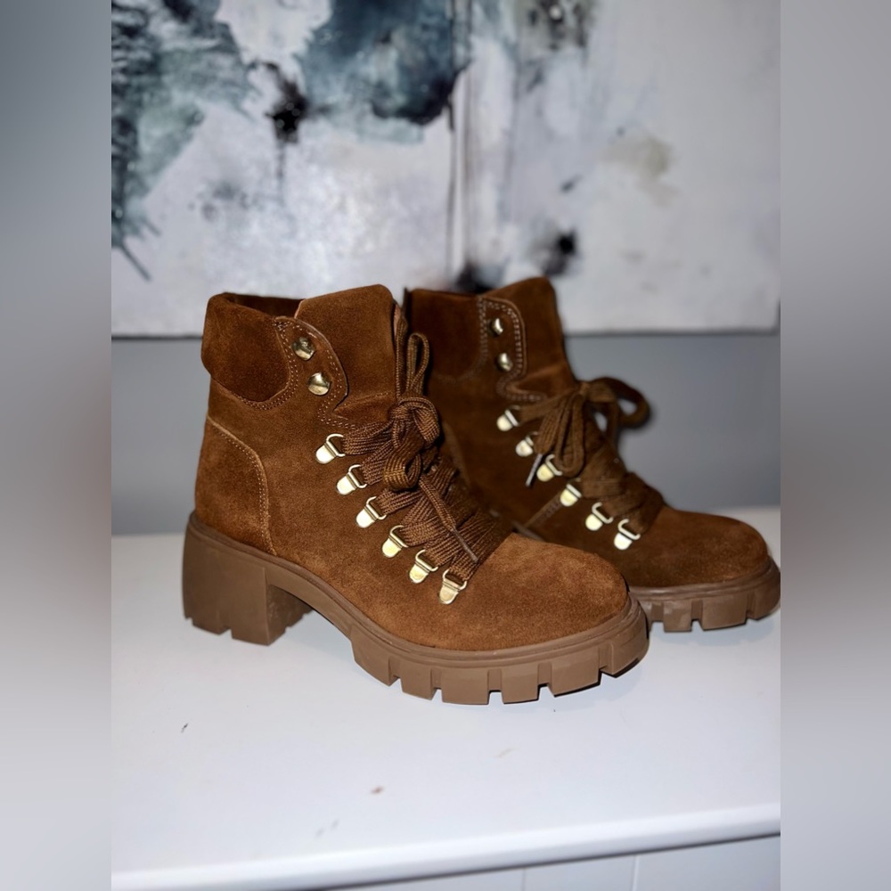 Steve Madden Hint Brown Suede lace up Combat Boots Never been worn
